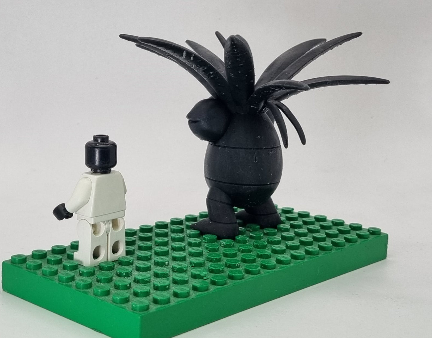 Building toy custom 3D printed animal to catch walking pineapple