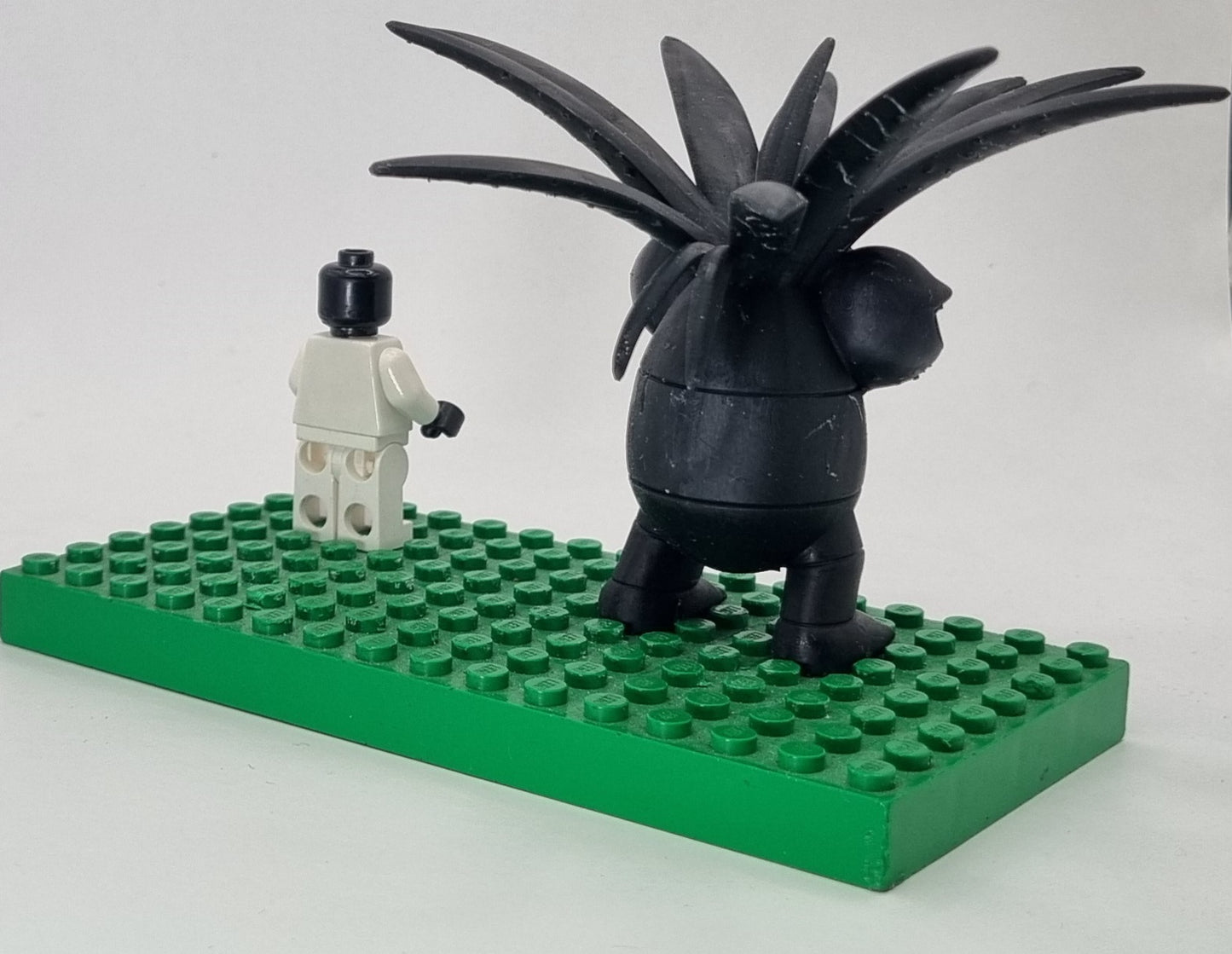 Building toy custom 3D printed animal to catch walking pineapple