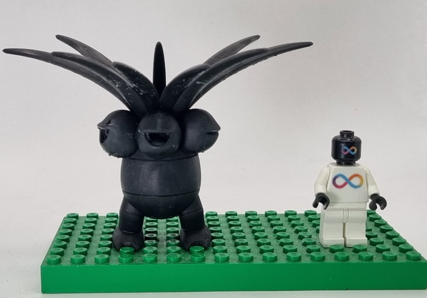 Building toy custom 3D printed animal to catch walking pineapple