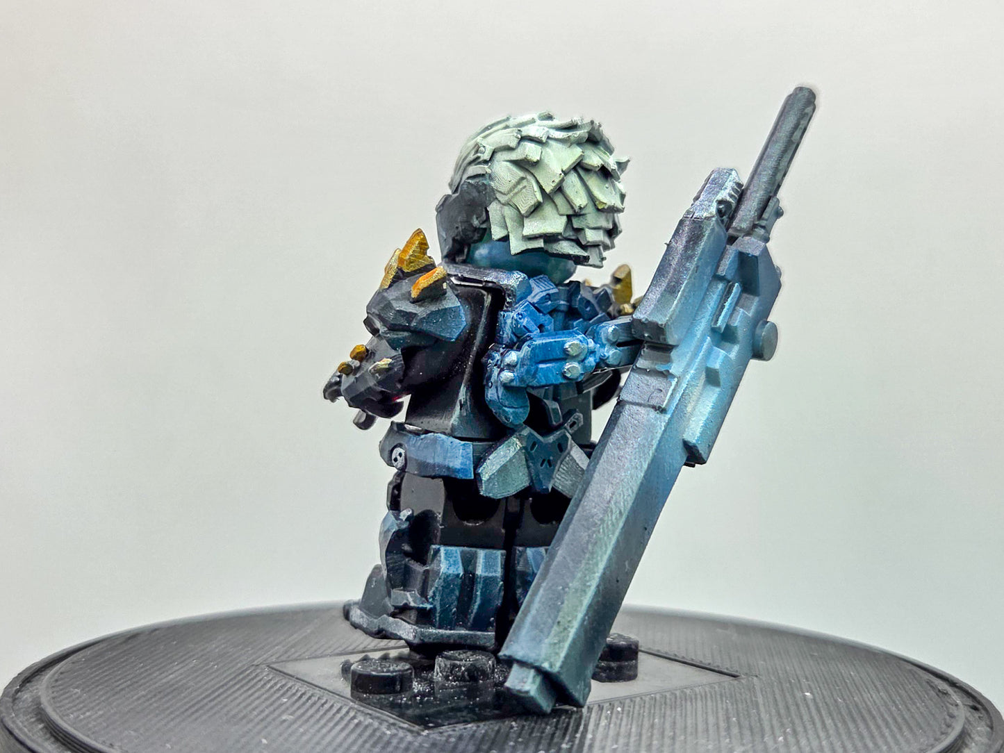 Custom 3D printed painted guy that fight during metal music!