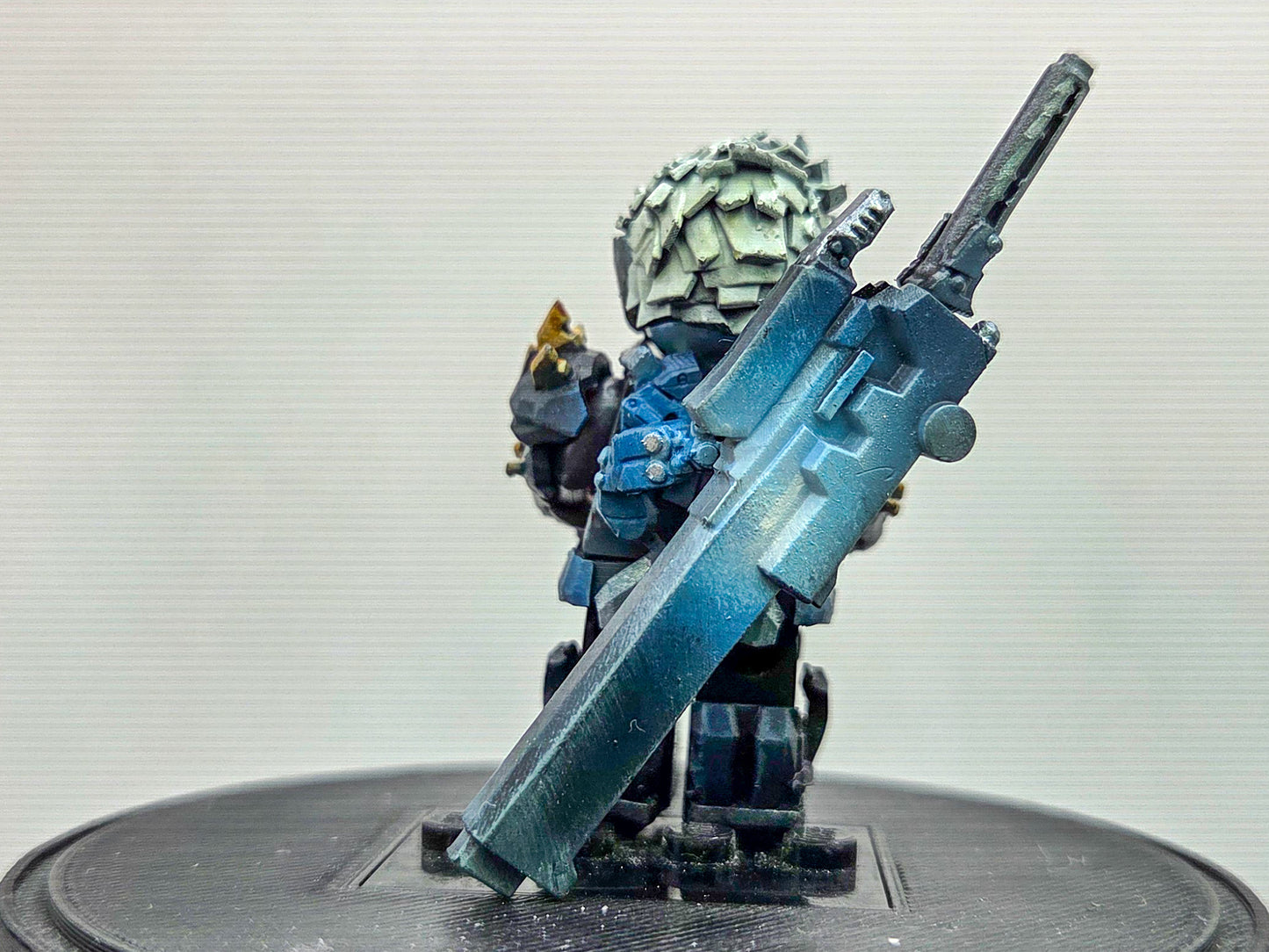 Custom 3D printed painted guy that fight during metal music!